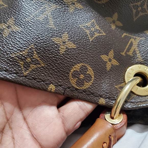 Louis Vuitton Hobo Handbag - Picture 5 of 7